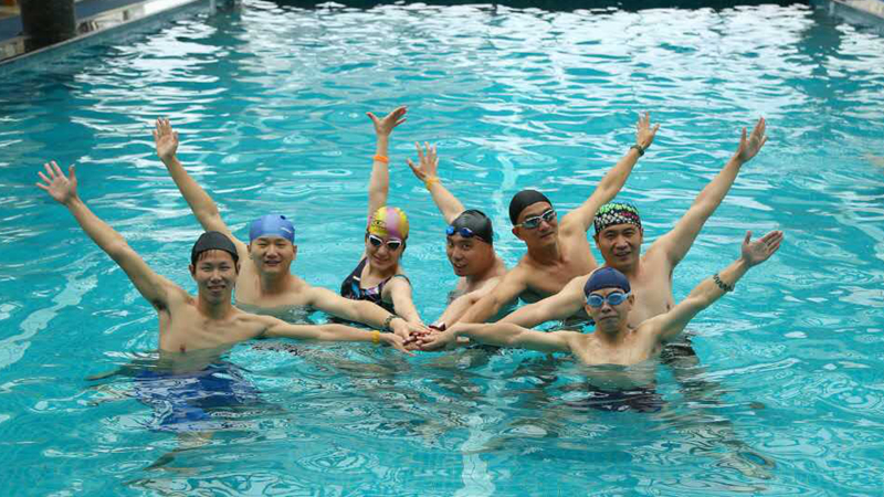 游泳.jpg 人心齐,泰山移丨2016辰竹年中嗨趴成功举行
