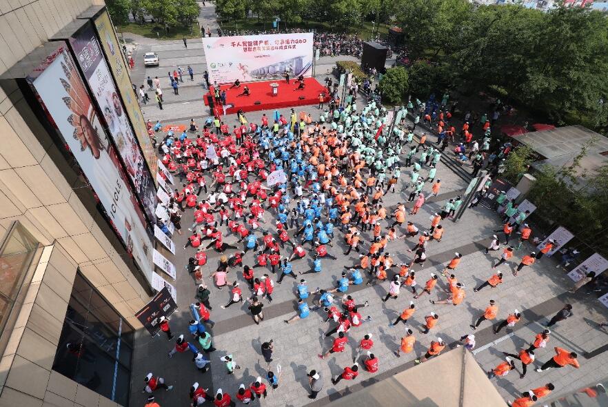青年节8公里健康跑热身现场.jpg 很燃!青年突击队奔跑铸产城,打造活力G60
